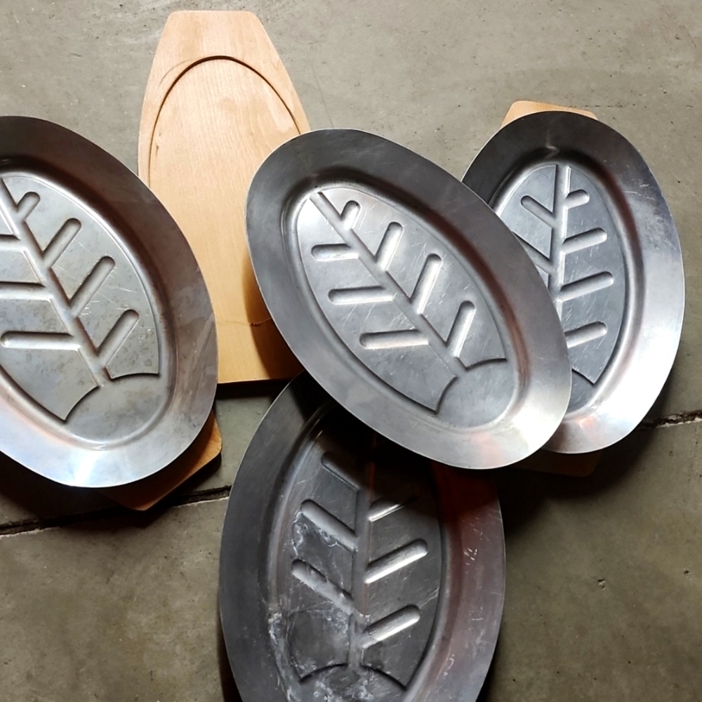 8 piece, 4 and 4 steak plate and wooden platter/holder 2in 1